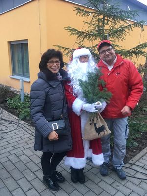 Zwei AWO-Mitarbeiter und ein Weihnachtsmann