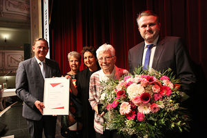 V.l.n.r.: der Thüringer Ministerpräsident Bodo Ramelow, die stellvertretenden AWO-Landesvorsitzenden Katrin Matzky und Elvira Diebold, Preisträgerin Lore Mikolajczyk und Ulf Grießmann, Landesgeschäftsführer der AWO Thüringen