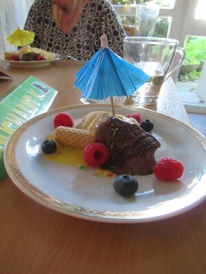 Eis mit Obst und einem Dekoschirmchen
