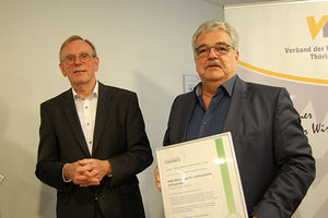 AWO AJS-Geschäftsführer Achim Ries (rechts) nahm das Siegel von Kay Senius entgegen, dem Regionalgeschäftsführer der Bundesagentur für Arbeit in Thüringen und Sachsen-Anhalt.