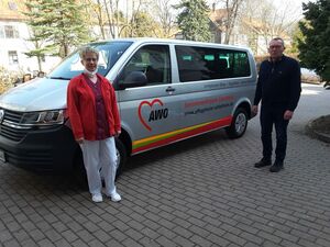 Diana Peter, Leiterin der AWO Tagespflege in Schlotheim, konnte pünktlich zur Wiederöffnung den neuen Bus in Empfang nehmen, persönlich überbracht vom  AJS-Fuhrparkleiter Henning Marks aus der Geschäftsstelle Erfurt