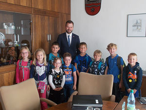 Die Hortkinder der AWO Kita Mühlberg haben Landrat Onno Eckert besucht.