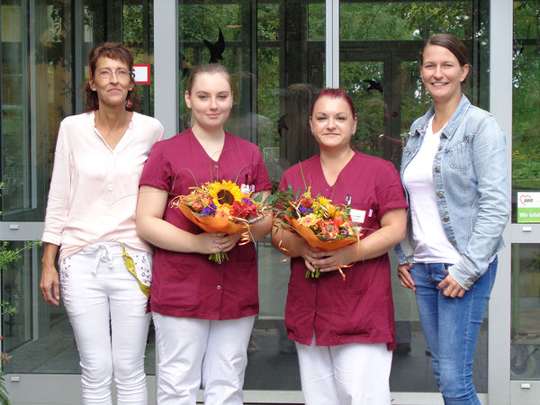 Herzlichen Glückwunsch: Melissa Langer und Nancy Winges aus dem AWO Pflegeheim "Am Park" in Erfurt-Vieselbach haben in diesem Sommer ihre Ausbildung erfolgreich abgeschlossen und verstärken nun als Pflegefachkräfte das Team.