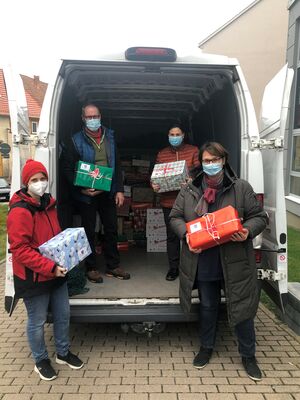 Bianka Nöske (re.) und Sigrid Balajti (2.v.r.) aus der AWO-Geschäftsstelle übergaben heute die rund 200 Päckchen an die Ehrenamtlichen des Konvoi