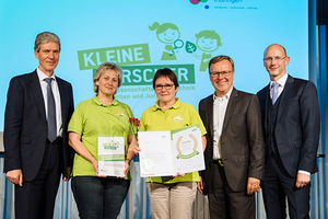 v.l.n.r.: Der Thüringer Bildungsminister Helmut Holter, Sandra Köhler und Heidi Kuhn, Erzieherinnen aus der AWO Kita „Löwenzahn“, Michael Fritz, Vorstandsvorsitzender der Stiftung „Haus der kleinen Forscher“, und Dr. Sven Günther, Geschäftsführer der Stiftung für Technologie, Innovation und Forschung Thüringen (STIFT) - Foto © Henry Sowinski