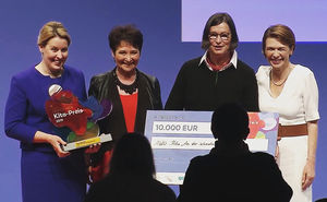 v.l.n.r.: Bundesfamilienministerin Franziska Giffey, Kita-Leiterin Andrea Scheidt, Pädagogin Christine Nitsche und Elke Büdenbender, Schirmherrin der Deutschen Kinder- und Jugendstiftung, Gattin des Bundespräsidenten Frank-Walter Steinmeier