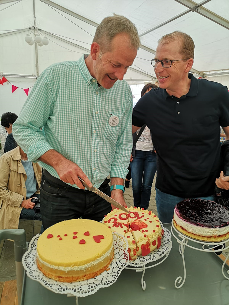 Schnitten die Torte zum 100. AWO-Geburtstag an: Albrecht Ränger, Geschäftsführer der AWO Zeulenroda, und Enrico Heinke, Vorsitzender der AWO Greiz Schnitten die Torte zum 100. AWO-Geburtstag an: Albrecht Ränger, Geschäftsführer der AWO Zeulenroda, und Enrico Heinke, Vorsitzender der AWO Greiz