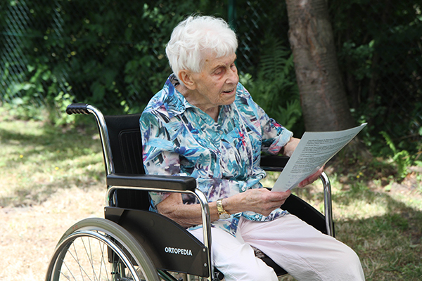 Kleine Rede der Bewohnerbeiratsvorsitzenden Brunhilde Müller. Die 91-Jährige wohnt seit der Eröffnung in der Einrichtung.