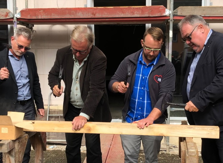 Schlugen die symbolischen Nägel ein: Architekt Heiko Engelhardt, Bürgermeister Prof. Wolfgang Wehr, Pflegedienstleiter Christian Schenck und AWO AJS-Geschäftsführer Michael Hack (v.l.n.r.)