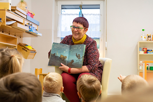 Anke Hofmann-Domke, Erfurts Bürgermeisterin für Soziales, auf Vorlese-Besuch in der AWO Kita "Glückspilz" in Erfurt-Bindersleben. Foto: © Stadtverwaltung Erfurt