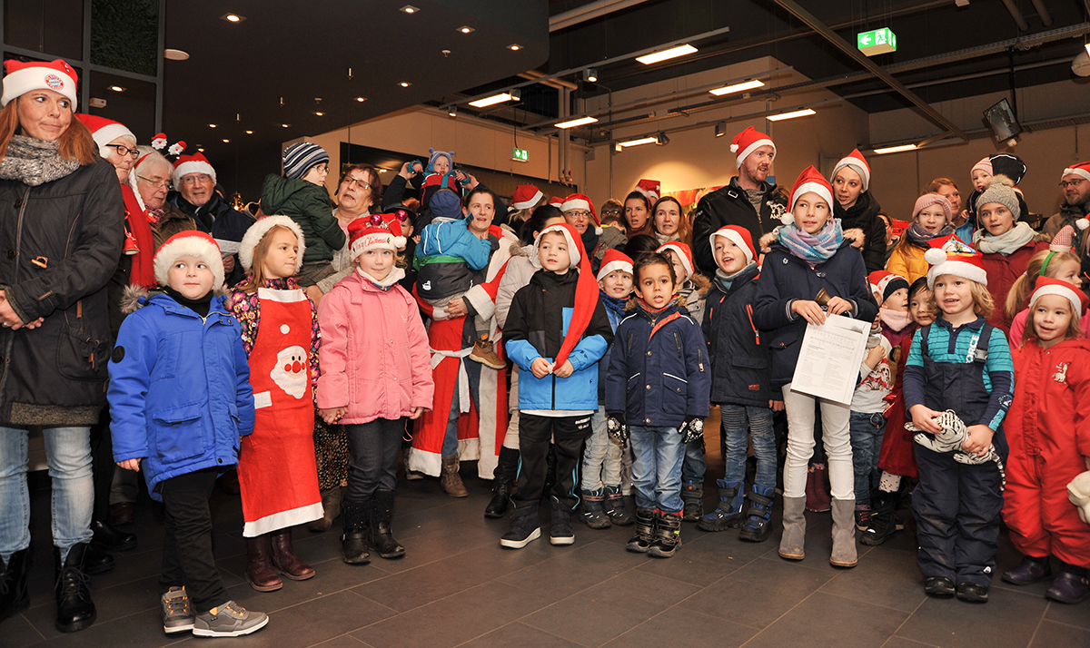 Die Kita-Kids sangen im Rewe-Markt