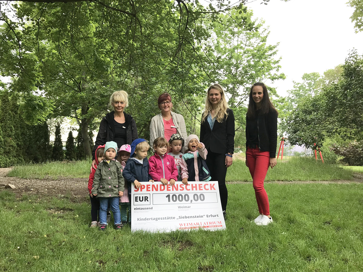 Der Erfurter AWO-Kindergarten freut sich über 1.000 Euro vom Einkaufszentrum Weimar Atrium.