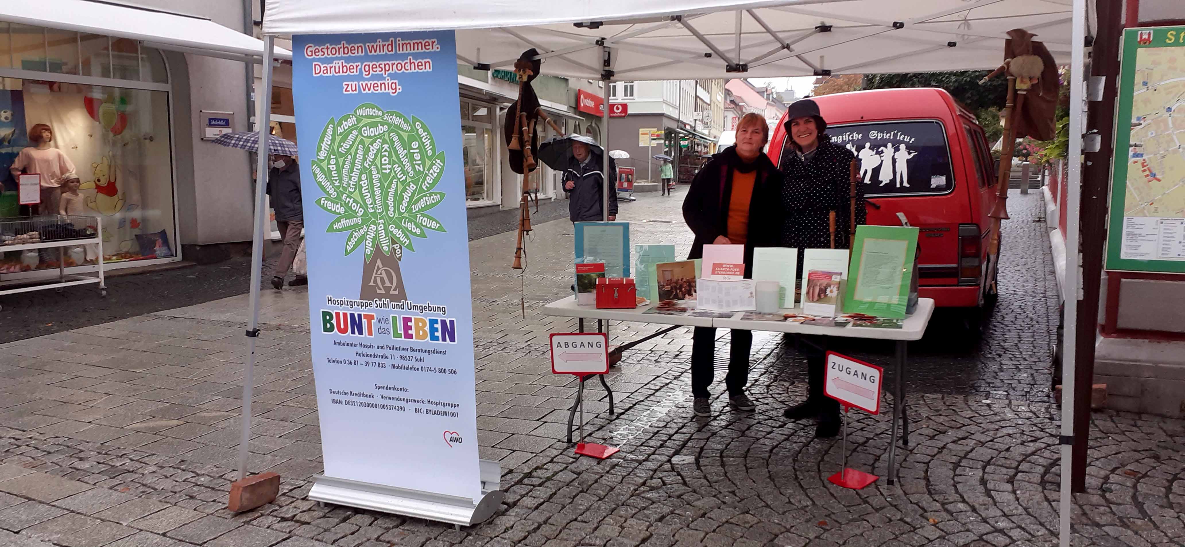 Ines Ansorg und Britta Schlütter am Infostand