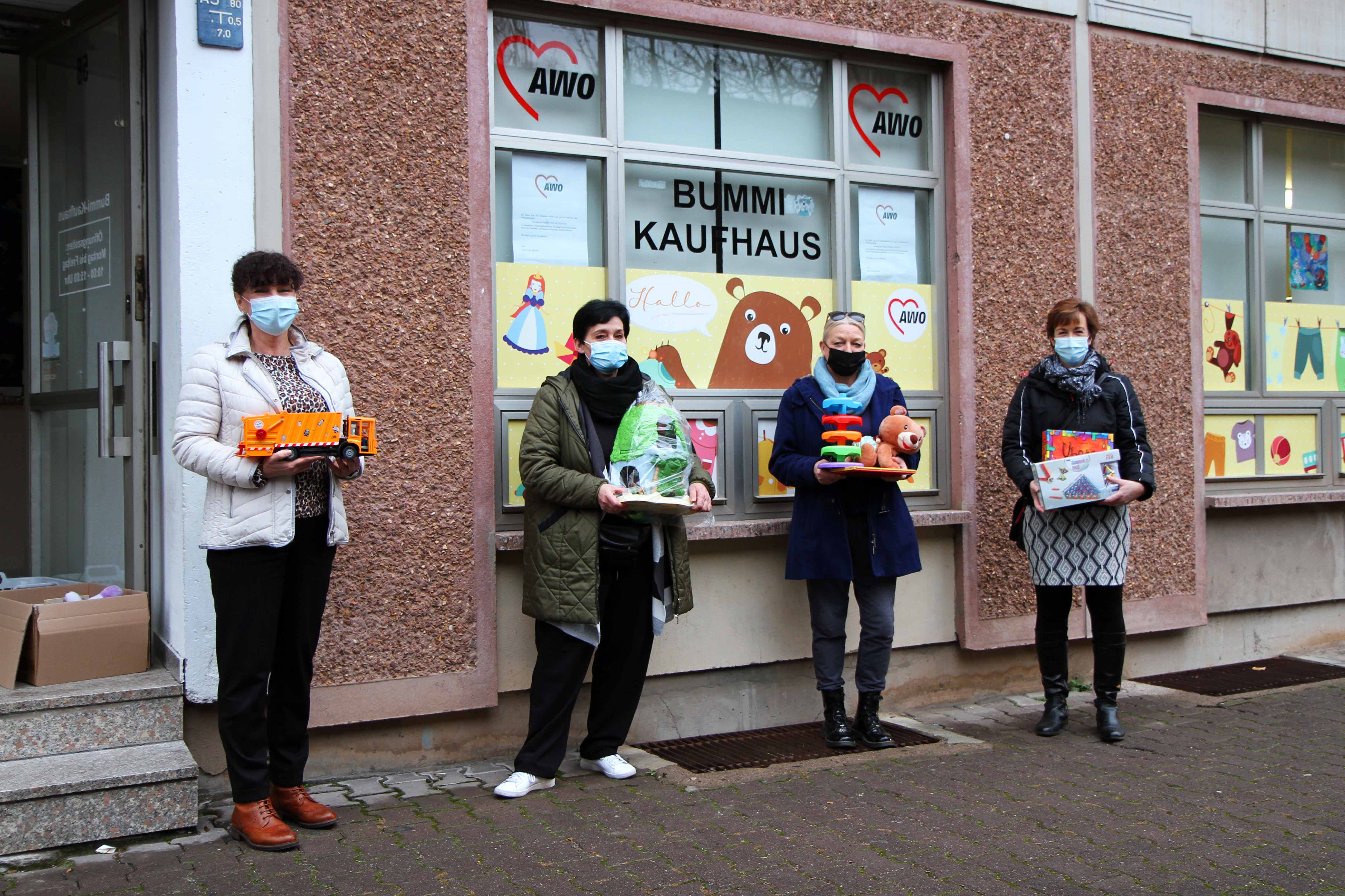 v.l.n.r.: Anke Kalb (Personalleiterin LEG), Kathrin Simon (Leiterin Bummi-Kaufhaus), Cornelia Schiano (ehrenamtliche Mitarbeiterin Bummi-Kaufhaus) und Sonja Tragboth (stellv. AWO-Landesgeschäftsführerin) 