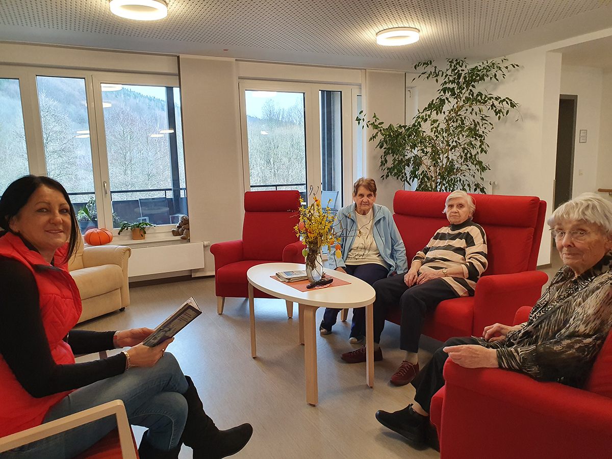 Erzieherin Kerstin Edelmann hilft in der Senioren-WG Mengersgereuth-Hämmern aus