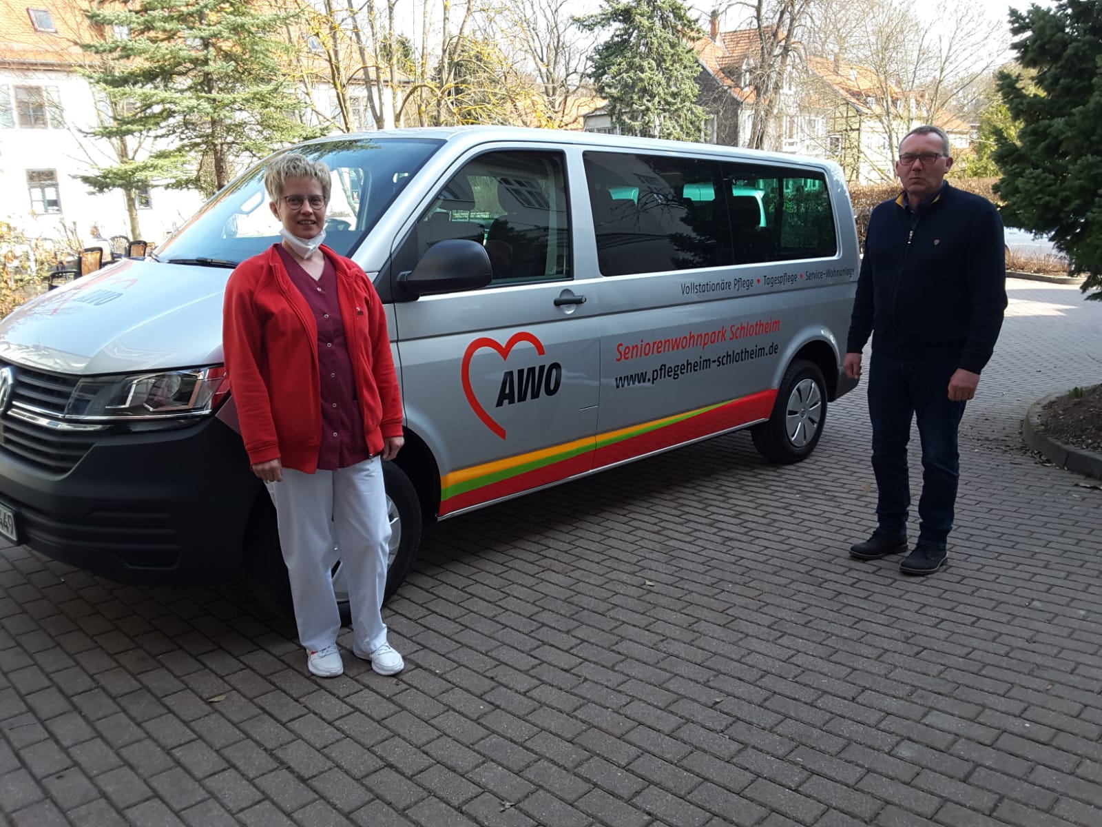 Diana Peter, Leiterin der AWO Tagespflege in Schlotheim, konnte pünktlich zur Wiederöffnung den neuen Bus in Empfang nehmen, persönlich überbracht vom  AJS-Fuhrparkleiter Henning Marks aus der Geschäftsstelle Erfurt