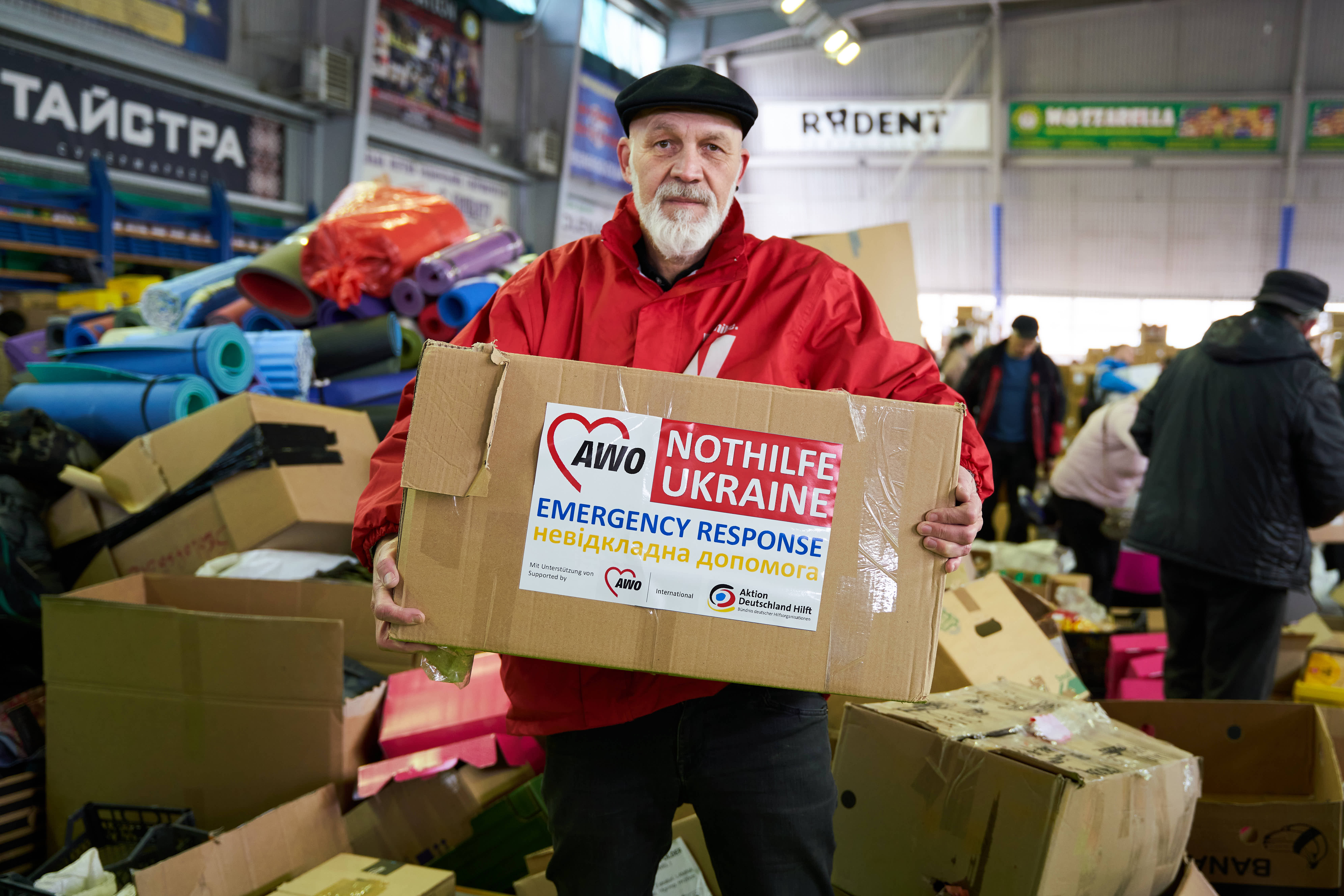 Erich Fenninger, Geschäftsführer des AWO-Kooperationspartners Volkshilfe Österreich, übergibt Hilfsgüter in der Stadt Czernowitz, Ukraine (Foto: Markus Korenjak).