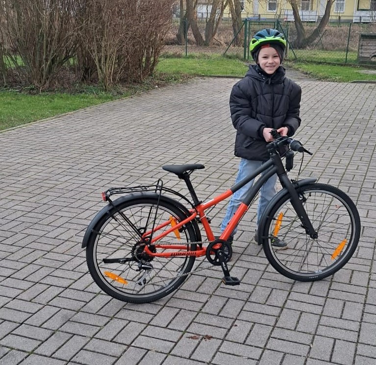 Jamole freut sich über sein erstes eigenes Fahrrad