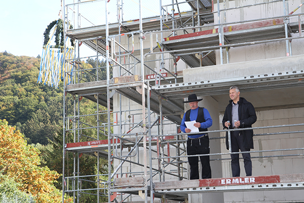 Zimmermann Silvio Zimmer und Architekt Ralf Ludwig beim Richtspruch